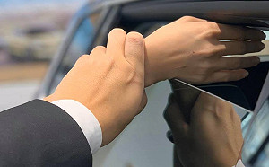 聰明的就懂！Skoda小編圖說「夾手他人」宣傳車窗防夾功能