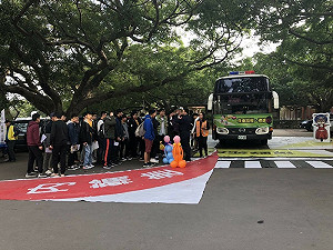 親自體驗大車內輪差及視野死角 學生:震撼教育!