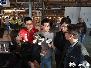 拿到啦!逾百人龍索取罷韓貼紙 眾人相約1221見