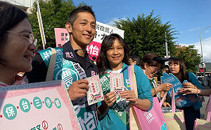 吳怡農聯合Kolas市場拉票 小英姐妹會現場送「面膜」加持