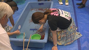 靠「撈金魚」爽升大學!17歲櫻花妹苦練7年絕技成功翻身