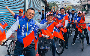 梁修身挺洪孟楷騎國旗單車：很久沒這麼熱血了！