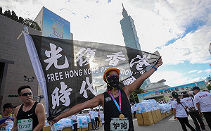 台北馬拉松今早開跑 港人高舉「光復香港」布條