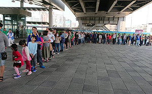 大排長龍！「光復高雄」貼紙供不應求 民眾爭相挺罷韓