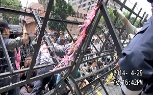 (影)中正一副分局長疑似抓鐵絲自傷 誣告公投盟