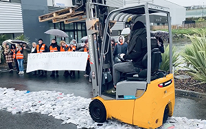 (影)法國員工抗議公司拒發遣散費 輾壓3000台iPhone洩憤