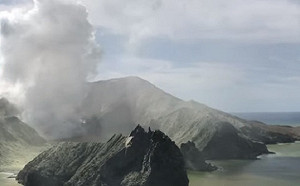 紐西蘭白島火山爆發已17人死  仍有兩人下落不明