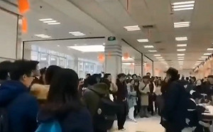 (影) 拒變黨校！復旦大學學生唱校歌 抗議「學術獨立」遭刪