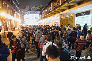 現場直擊》「罷韓」遊行倒數  民眾大排長龍領「光復貼紙」