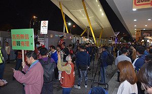 為罷韓大遊行熱身 「光復高雄」貼紙最後一波發放引爆排隊人潮