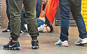 香港大埔槍擊案疑似「栽槍」 目擊民眾：便衣警察有抹去指紋動作