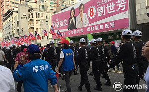 挺韓大遊行和平落幕  隊伍行經劉世芳競總前呼口號
