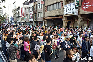 We Care台灣大遊行人潮爆滿！ 主辦單位：參加人數超過50萬