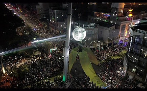 Wecare台灣大遊行 雷射筆投打鏡球象徵榮光重返高雄