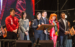 閃靈開唱》讓下代過更好！林昶佐嗆林郁方：4年政績遠超過你20年