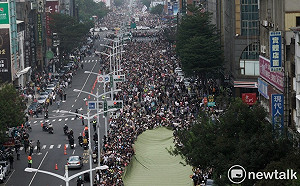 罷韓、挺韓和平落幕 王丹讚「高雄最美的風景」