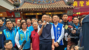 韓粉擠爆霞海城隍廟！被廟方管理人告白韓國瑜笑了