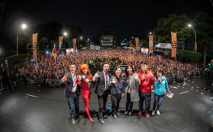 萬人擠爆凱道  震撼畫面登上日媒