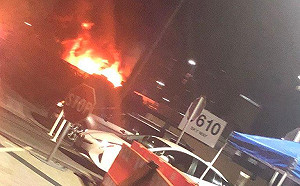 洛杉磯國際機場大火燒毀2輛遊覽車 周圍交通受影響