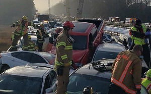 69車撞成一團！霧濃路又滑  美公路連環車禍51傷