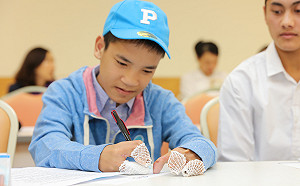 唐老鴨真人版！15歲緬甸少年終於可單手拿筆