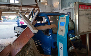快訊》貨車衝撞苗栗大山車站！候車室半毀駕駛送醫