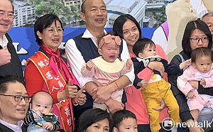 尷尬了！韓國瑜想抱她拍照 女娃不給面子嚎啕大哭