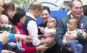 韓抱女嬰遭抹黑  韓辦證實：媽媽親自抱來