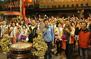 綠委羅致政夜晚掃街人數破紀錄  上演簽名會