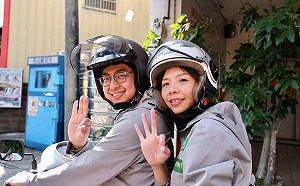 騎歐兜邁「追垃圾車」拜票！洪慈庸偕同夫婿卓冠廷和鄉親搏感情