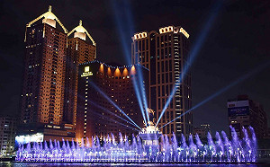 高雄愛河新亮點！寬120公尺水舞牆讓河畔越夜越美