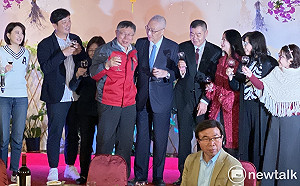 曾喊「讓白海豚擱淺」 柯文哲同台吳敦義互動受關注