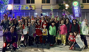 羅致政夫婦首度合體掃街  聖誕公婆上身 