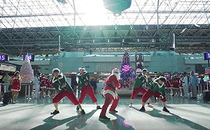 (影)桃園機場滿滿聖誕風   耶誕老人快閃慶佳節