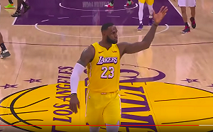 NBA／詹皇開場被撞到舊傷發作　三分球打鐵創生涯最差(影)