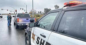 美警察耶誕前夕攔車送錢 駕駛人大吃一驚