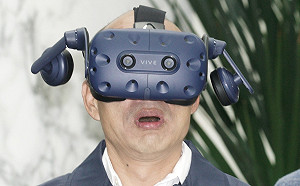 現場直擊》韓國瑜參訪宏達電 　戴上手術導航軟體高喊我看見腫瘤了