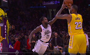 NBA／零誤判！洛城聖誕大戰　詹皇遭蓋火鍋是好球(影)