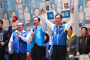 郭台銘高雄造勢遭立委候選人丟帽  挨轟：無情無義