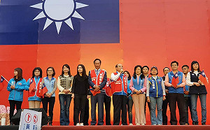 眾人揮旗喊「韓國瑜凍蒜!」 郭台銘、王金平無反應