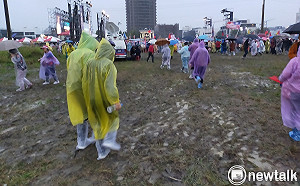 藍營台中造勢 韓粉無畏風雨踩著泥濘也要來相挺