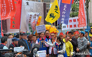 審反滲透法》白狼抗議簽生死狀 嗆「愛台灣敢不敢替台灣死?」