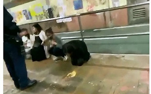 惡劣!港警抄天水圍連儂牆  冷血坐視孕婦狂嘔全都錄