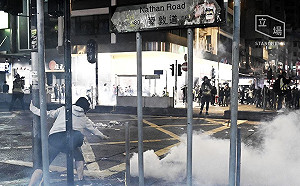 怒!2020 剛過10分鐘  港警發射第一枚催淚彈驅散市民