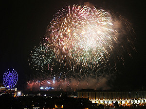 999秒煙火的浪漫!義大世界400台無人機暖場 全台最驚豔