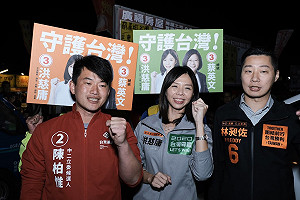 前線合體！洪慈庸、林昶佐、陳柏惟夜市掃街 籲選民1/11出門投票