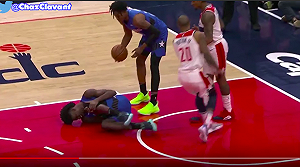 NBA/萬幸!艾薩克被抬出場後還能自行走路(影)