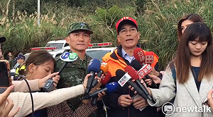 黑鷹失事》(影)還有3人卡機內!宜蘭縣消防局:目前用破壞器材進行搜救