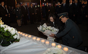 黑鷹失事》蔡總統點燈獻花悼念 台北賓館周末日開放民眾追思
