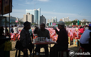 現場直擊》支持者在選舉場吃肉喝酒喊凍蒜 享受民主自由社會的快意生活